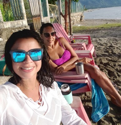 Debbie Figuero y Diana Cardona- Caraccioli, siguen disfrutando de la arena del mar