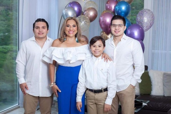 La cumpleañera con sus hijos, Edwin, Alejandro y Christian