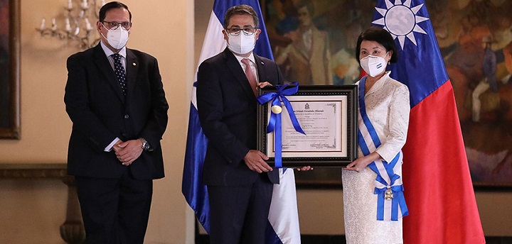 Presidente Hernández condecora a embajadora de Taiwán por su apoyo y amistad con el pueblo de Honduras