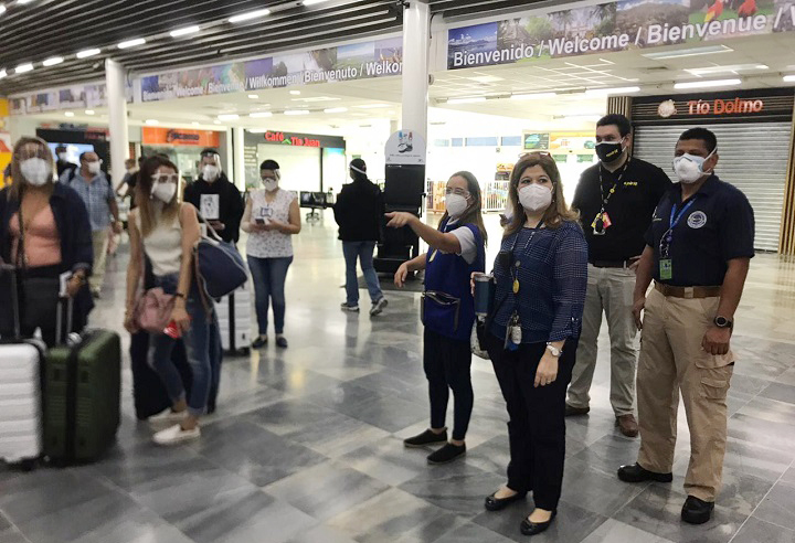 Equipos de la Secretaría de Turismo brindan apoyo a viajeros en aeropuertos de San Pedro Sula y Tegucigalpa