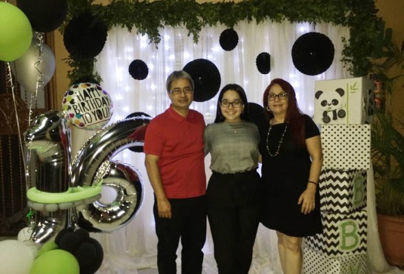 Abby junto a sus padres Julio y Delfina de Fernández