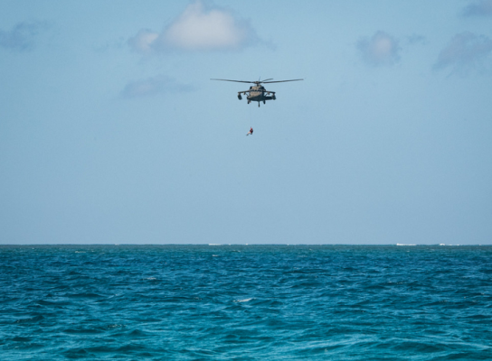 Fuerza de Tarea Conjunta-Bravo realiza ejercicio aéreo en la bahía de Trujillo