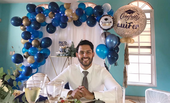 Luis Fernando Pedroza celebra su graduación