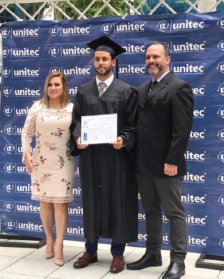 Luis Fernando Pedroza celebra su graduación