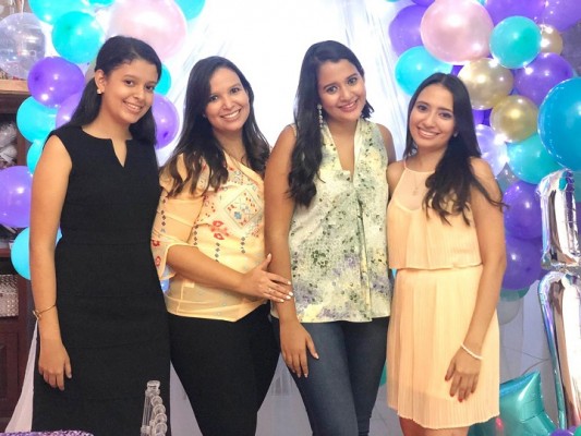 Especial celebración de cumpleaños en honor a Heidy Denisse