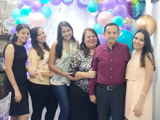 Especial celebración de cumpleaños en honor a Heidy Denisse