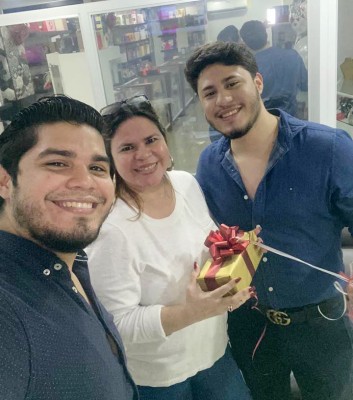  Digna Aguilar con sus 2 apuestos hijos Fabio y Ramses