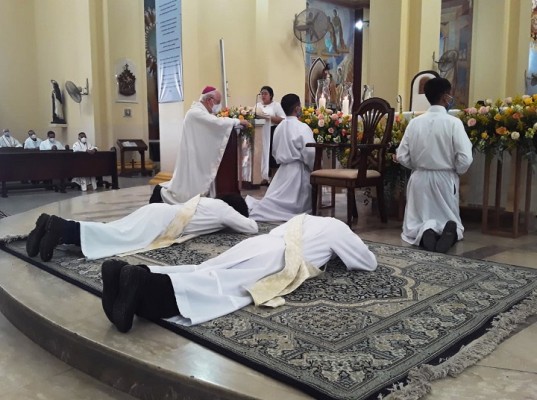 Ordenan dos nuevos sacerdotes en la diócesis de San Pedo Sula