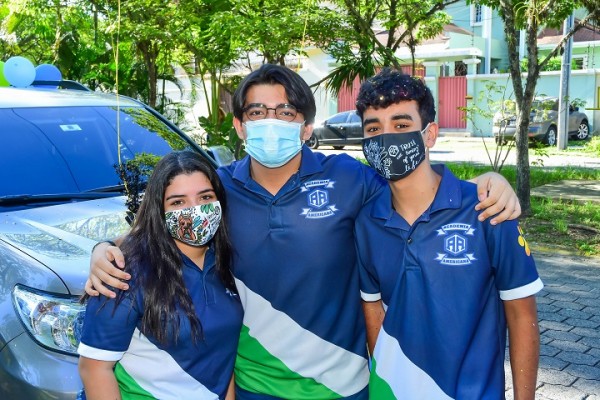 Derecho de alegría en la Senior Entrance 2021 de la Academia Americana 