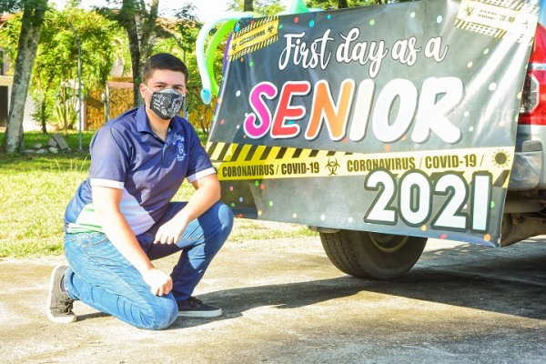 Derecho de alegría en la Senior Entrance 2021 de la Academia Americana 