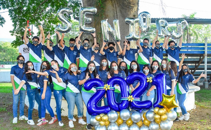 Derecho de alegría en la Senior Entrance 2021 de la Academia Americana