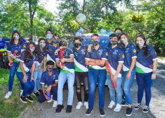 Derecho de alegría en la Senior Entrance 2021 de la Academia Americana 