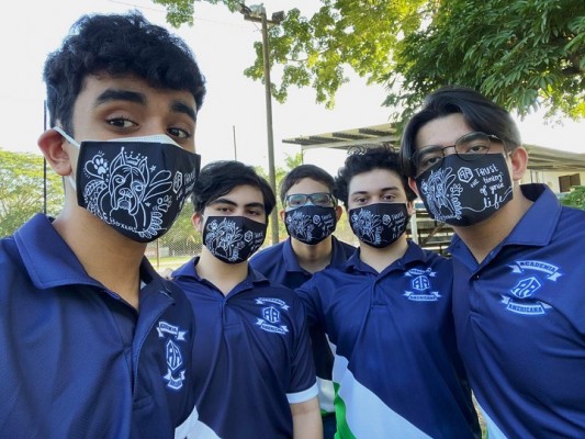 Derecho de alegría en la Senior Entrance 2021 de la Academia Americana 