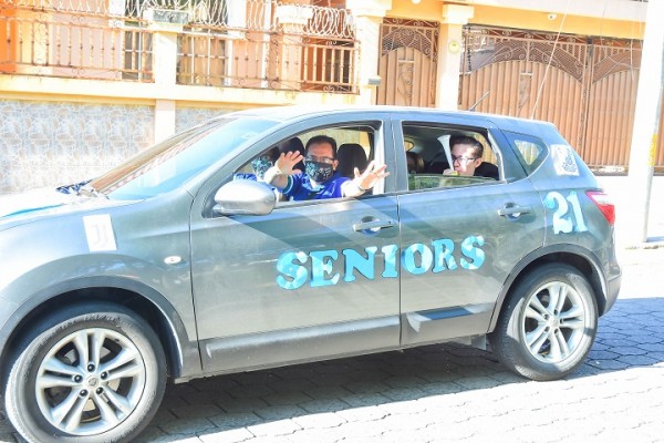 Derecho de alegría en la Senior Entrance 2021 de la Academia Americana 