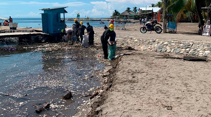 Oleadas de basura arrastrada desde Guatemala por el Río Motagua sigue impactando en playas de Omoa y Puerto Cortés