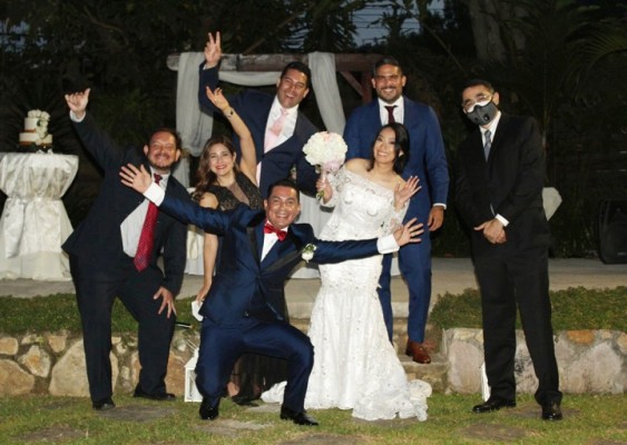 Los novios se mostraron plenamente felices junto a los selectos invitados.