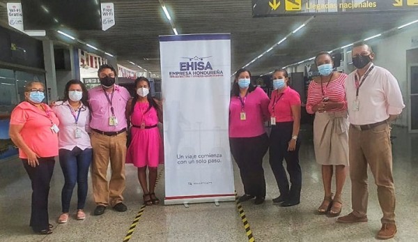En aeropuerto de San Pedro Sula: Iluminan flama rosa solidaria en apoyo a la prevención del cáncer de mama 