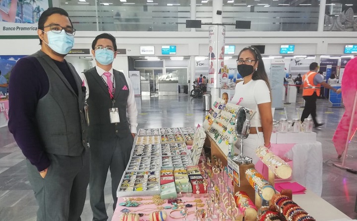 Emprendedores realizan Expo venta Rosa en el aeropuerto Ramón Villeda Morales