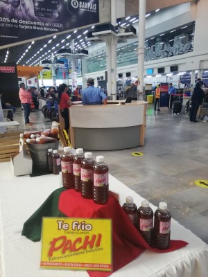 Emprendedores realizan Expo venta Rosa en el aeropuerto Ramón Villeda Morales