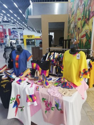 Emprendedores realizan Expo venta Rosa en el aeropuerto Ramón Villeda Morales