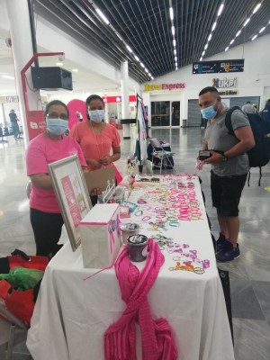 Emprendedores realizan Expo venta Rosa en el aeropuerto Ramón Villeda Morales