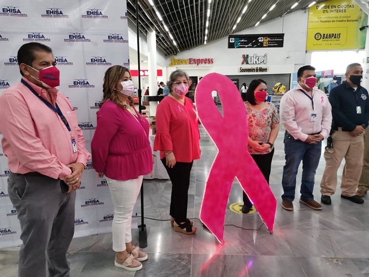 En aeropuerto de San Pedro Sula: Iluminan flama rosa solidaria en apoyo a la prevención del cáncer de mama