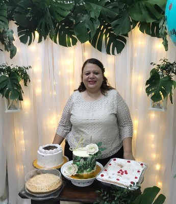 Con 4 pasteles festejaron a Lidabel, todo el día llegaron amigas a felicitarla