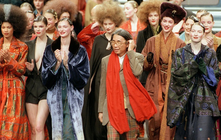 El diseñador de moda japonés Kenzo murió a causa del Covid-19
