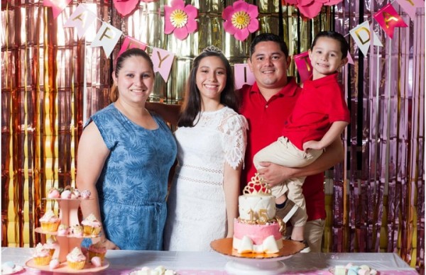 Marcela Alejandra celebra sus 15 años a la orilla de la playa