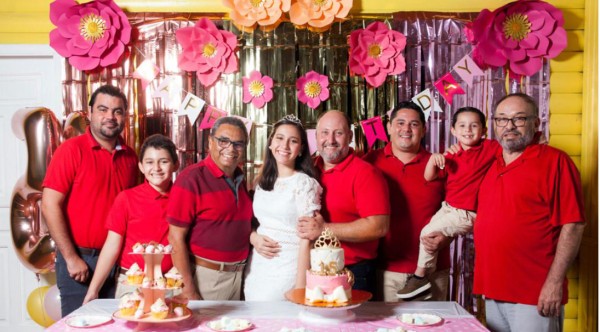 Marcela Alejandra celebra sus 15 años a la orilla de la playa