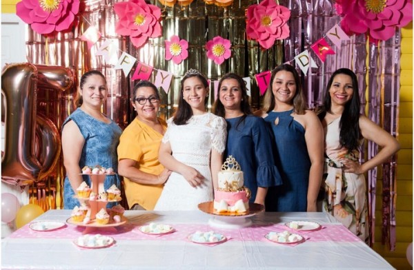 Marcela Alejandra celebra sus 15 años a la orilla de la playa