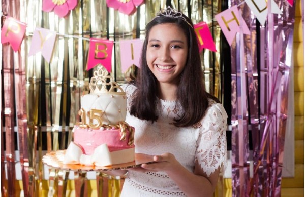 Marcela Alejandra celebra sus 15 años a la orilla de la playa