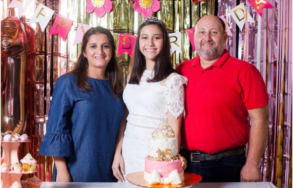 Marcela Alejandra celebra sus 15 años a la orilla de la playa