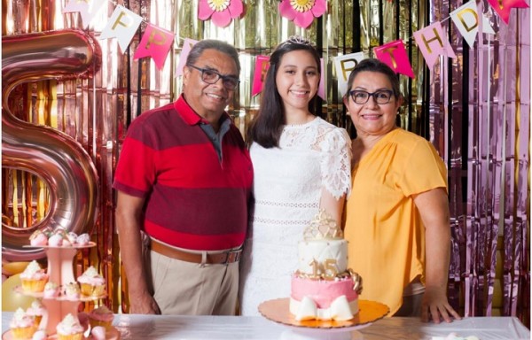 Marcela Alejandra celebra sus 15 años a la orilla de la playa