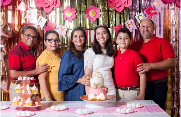 Marcela Alejandra celebra sus 15 años a la orilla de la playa