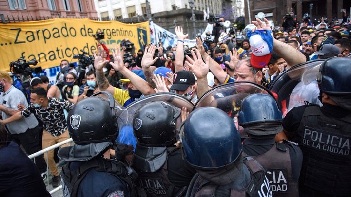 Empujones, corridas y botellazos en la despedida a Diego Maradona