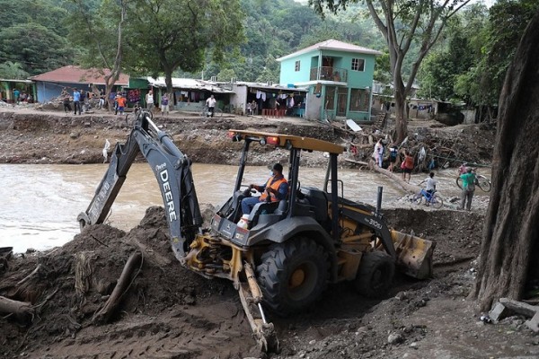 Hernández supervisa trabajos de limpieza en el sector de El Calán, Villanueva, Cortés 