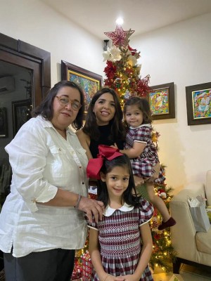 Claudia Colindres-Pineda compartiendo con su madre Carolina Cueva y sus bellas hijas