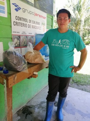 Entrega de alimentos a colaborador empresa Agroaguan