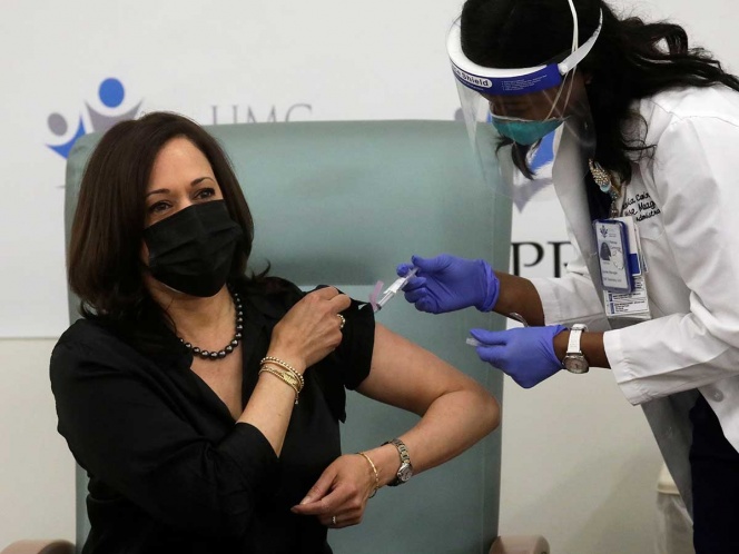 Kamala Harris recibe la vacuna anticovid, insta a sus compatriotas a confiar en la campaña de inoculación