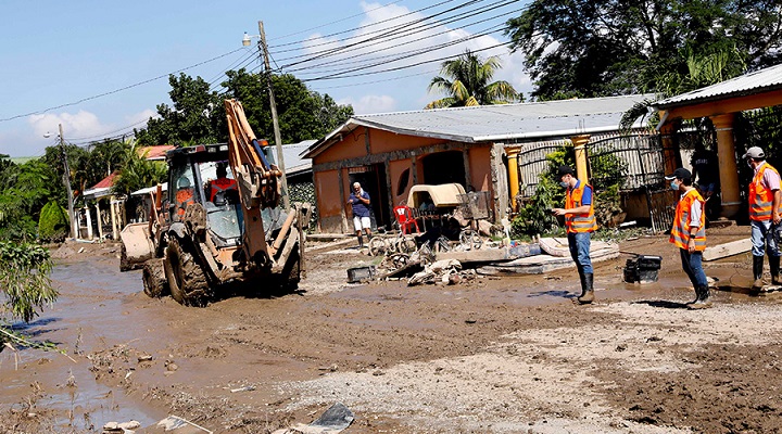 Limpieza en colonias de La Lima requiere botaderos para evacuar más rápido el lodo y los desechos