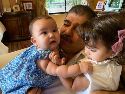  Jorge Faraj con sus nietas Gianna y Elena