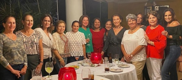 Vilma Karow sigue recibiendo felicitaciones por su cumpleaños. En esta imagen la vemos acompañada de sus compañeras tenistas