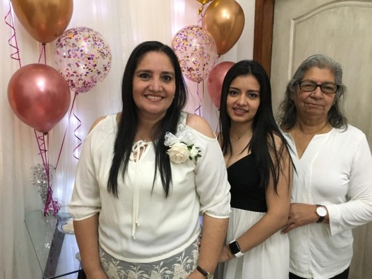 Iris e Isis Estrada con Marina Rodríguez abuela de la novia quien viajo desde Usa a la boda