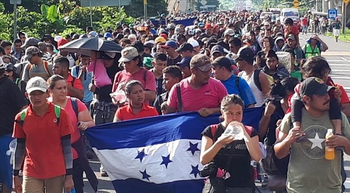 Policía hondureña advierte infiltración de traficantes de personas en caravanas migrantes