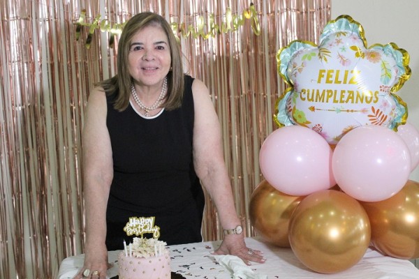 Festejo sorpresa en honor a la abogada María Antonia de Suazo con motivo de su cumpleaños