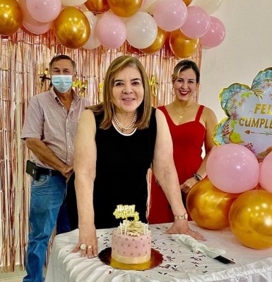 Festejo sorpresa en honor a la abogada María Antonia de Suazo con motivo de su cumpleaños