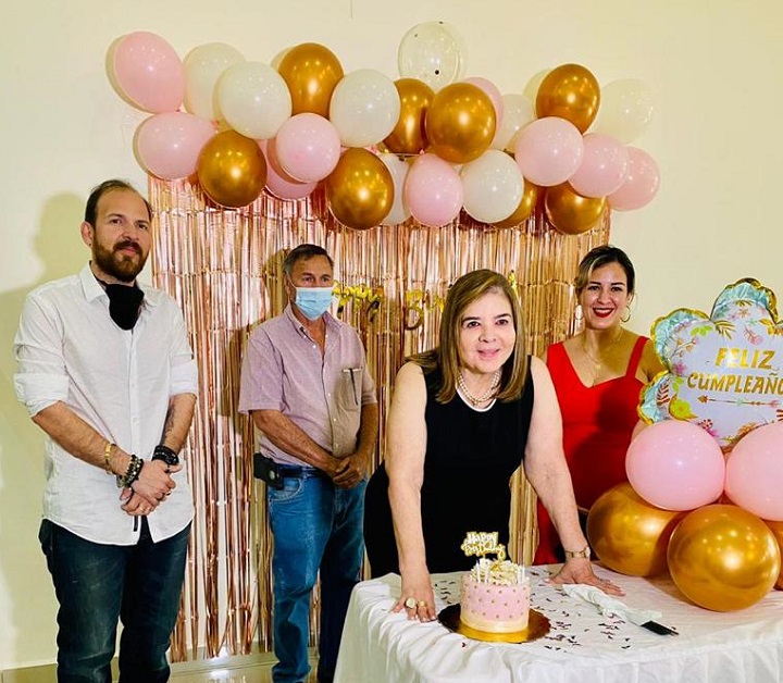 Festejo sorpresa en honor a la abogada María Antonia de Suazo con motivo de su cumpleaños