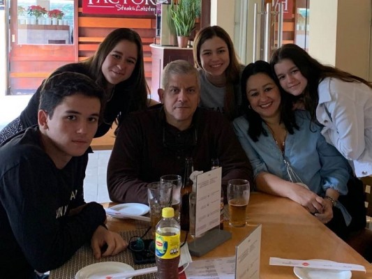 Ian y Vianka Fiallos con su familia