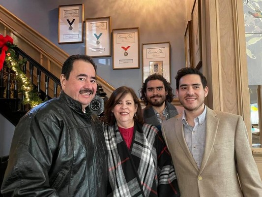 Pedro Cobos y familia